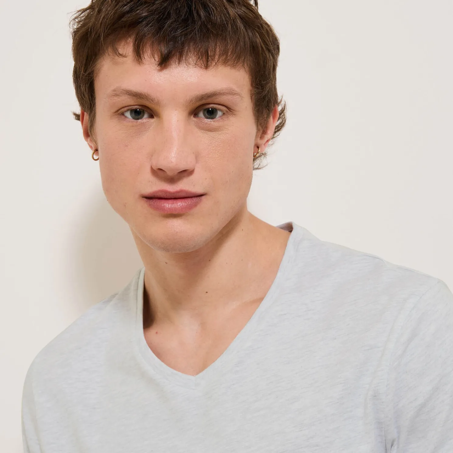 Basic T-shirt met V-hals in biokatoenn