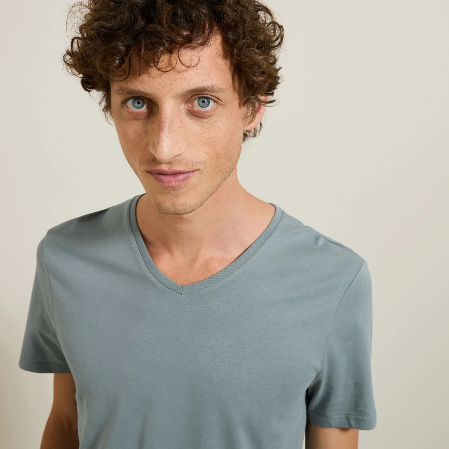 Basic T-shirt met V-hals in biokatoenn