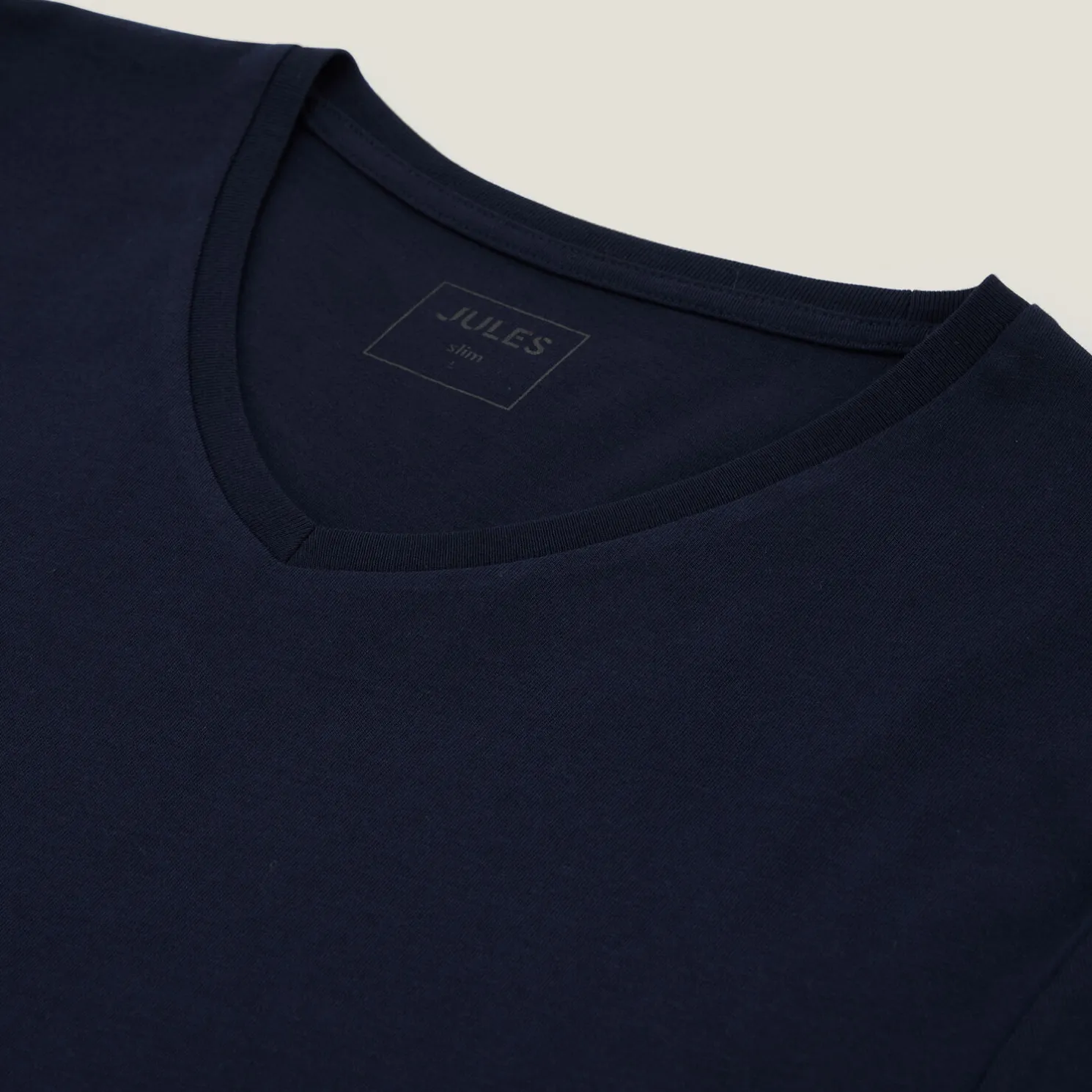 Basic T-shirt met V-hals in biokatoenn