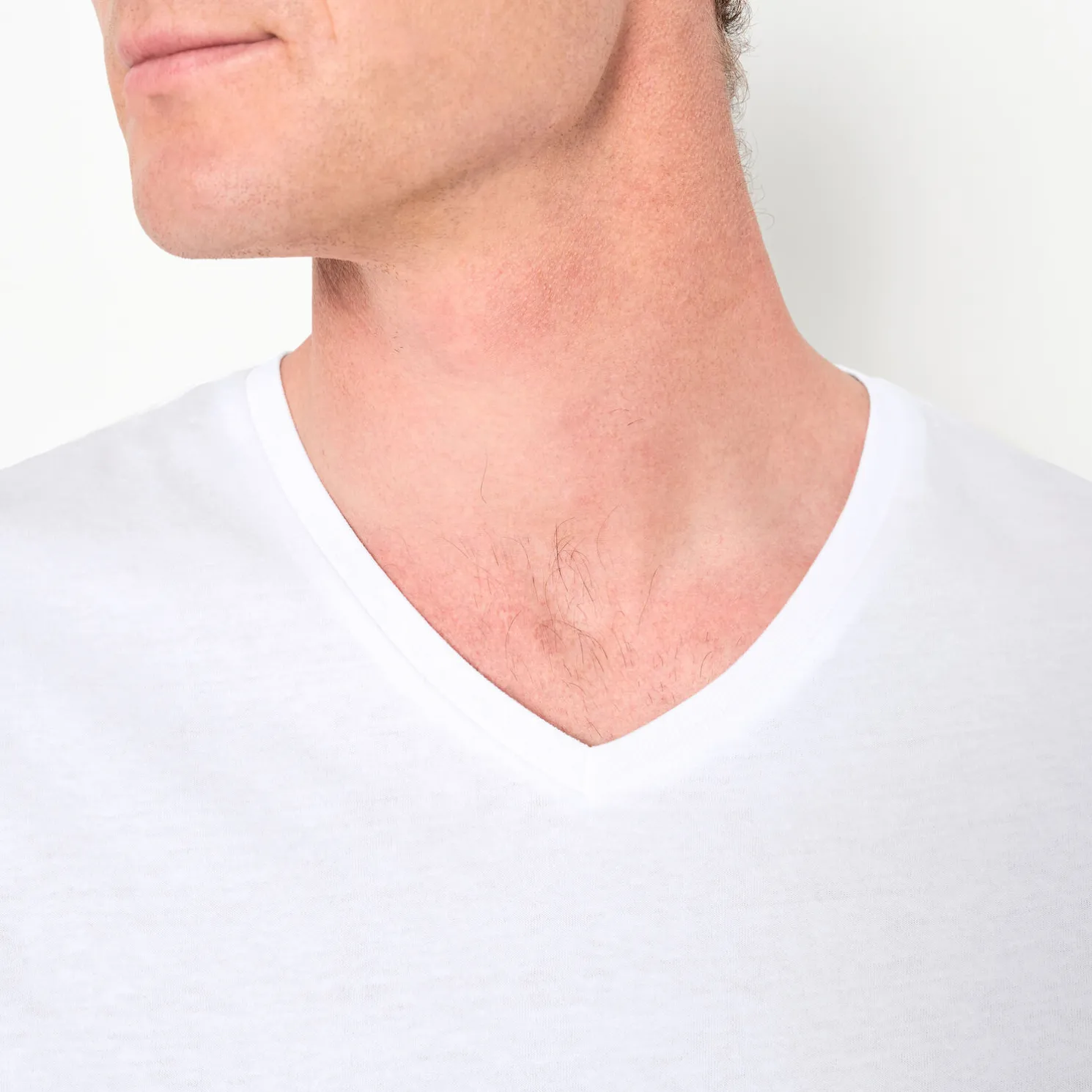 Basic T-shirt met V-hals in biokatoenn