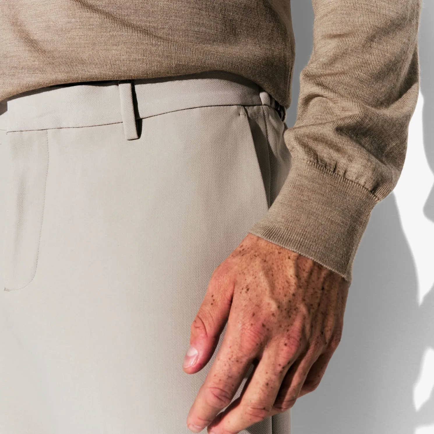 Brede chinobroek met plooien