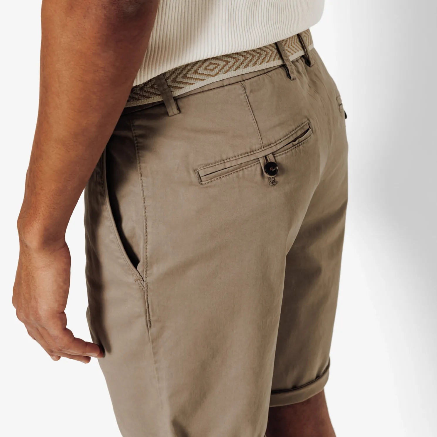 Effen chinobermuda met riem