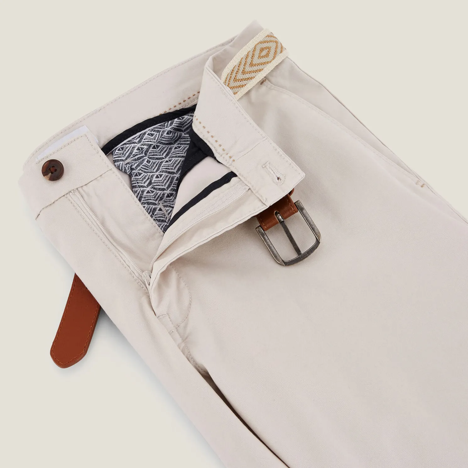 Effen chinobermuda met riem