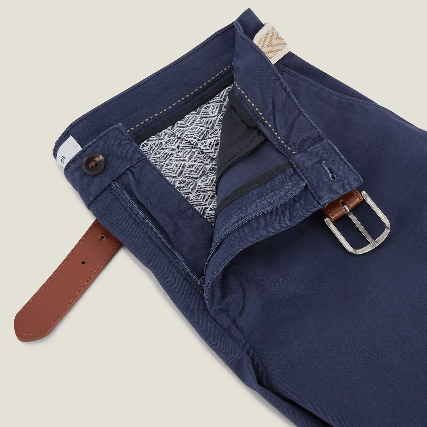 Effen chinobermuda met riem