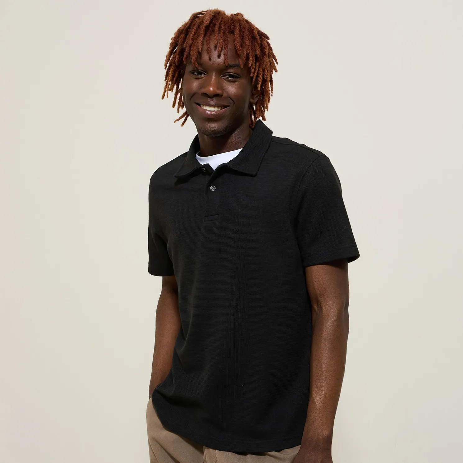 Effen relaxed polo met korte mouwen in textuurstof