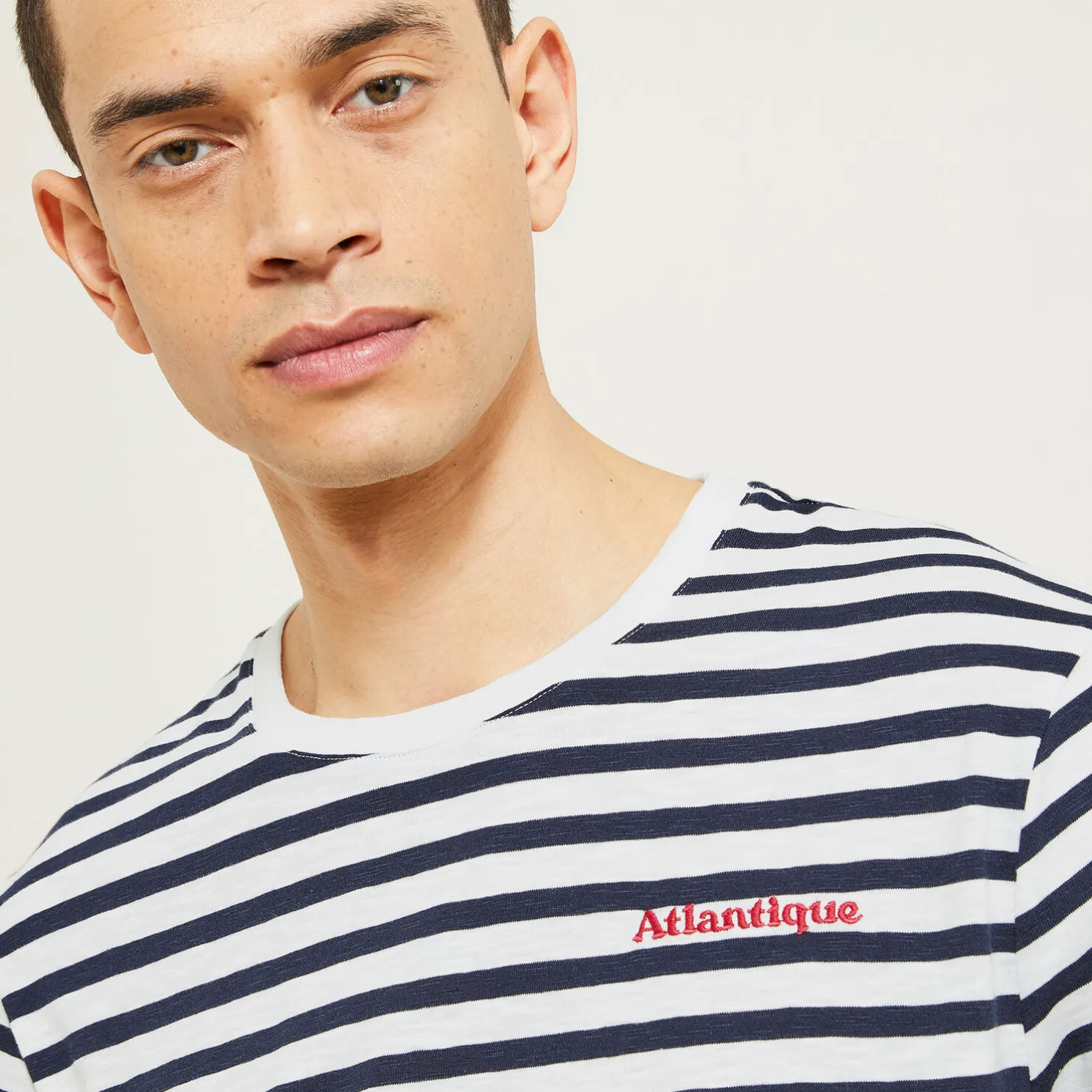 Geborduurde marine-T-shirt