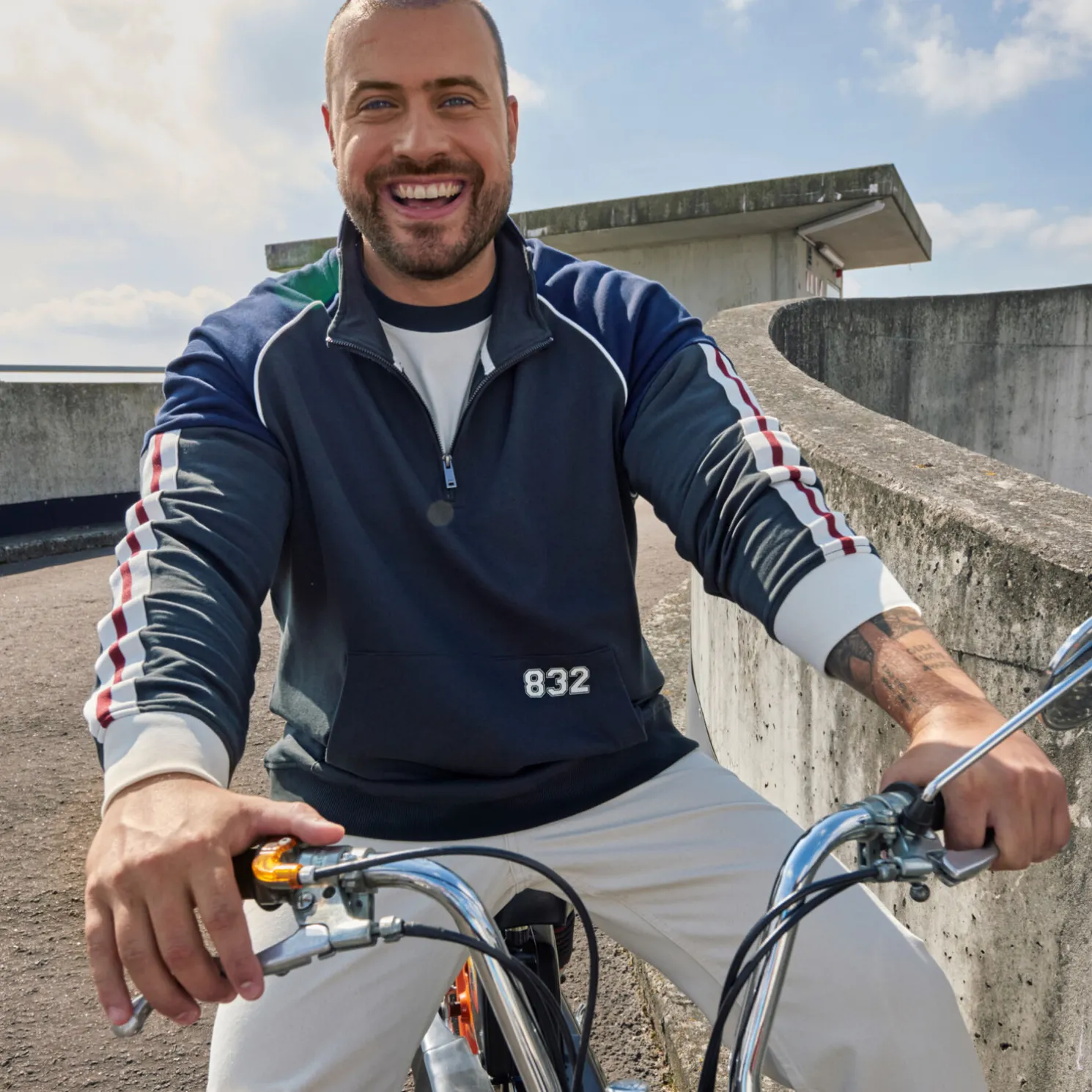 Iconische sweater 832 met opstaande ritskraag