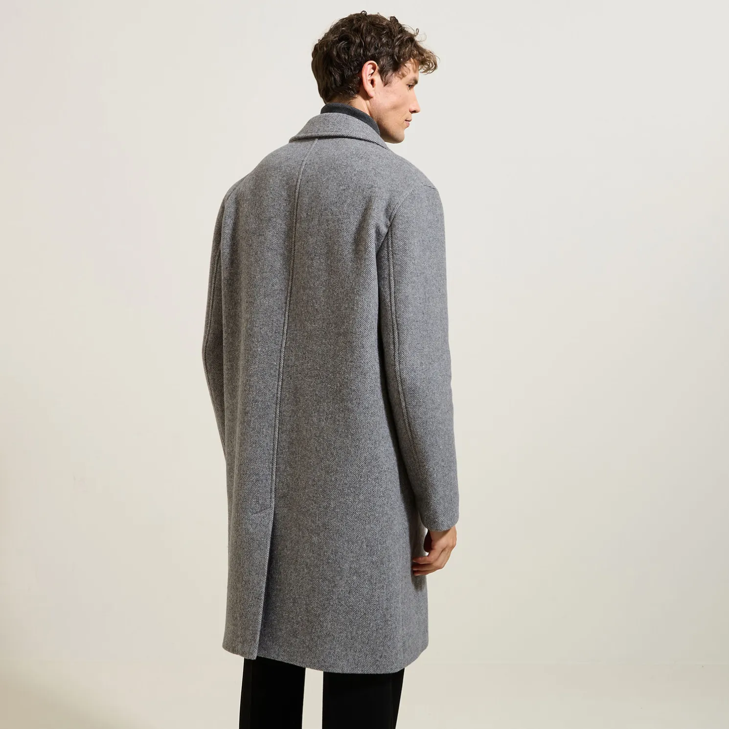 Lange mantel met visgraatmotief en reverskraag