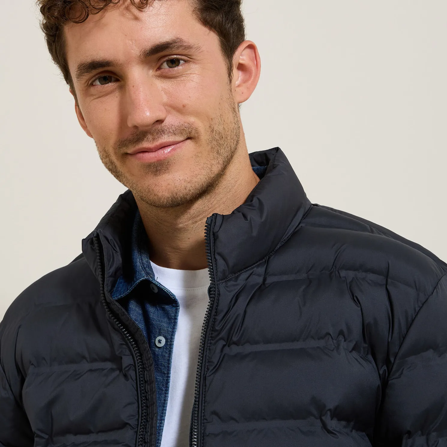 Licht donsjack met opstaande kraag