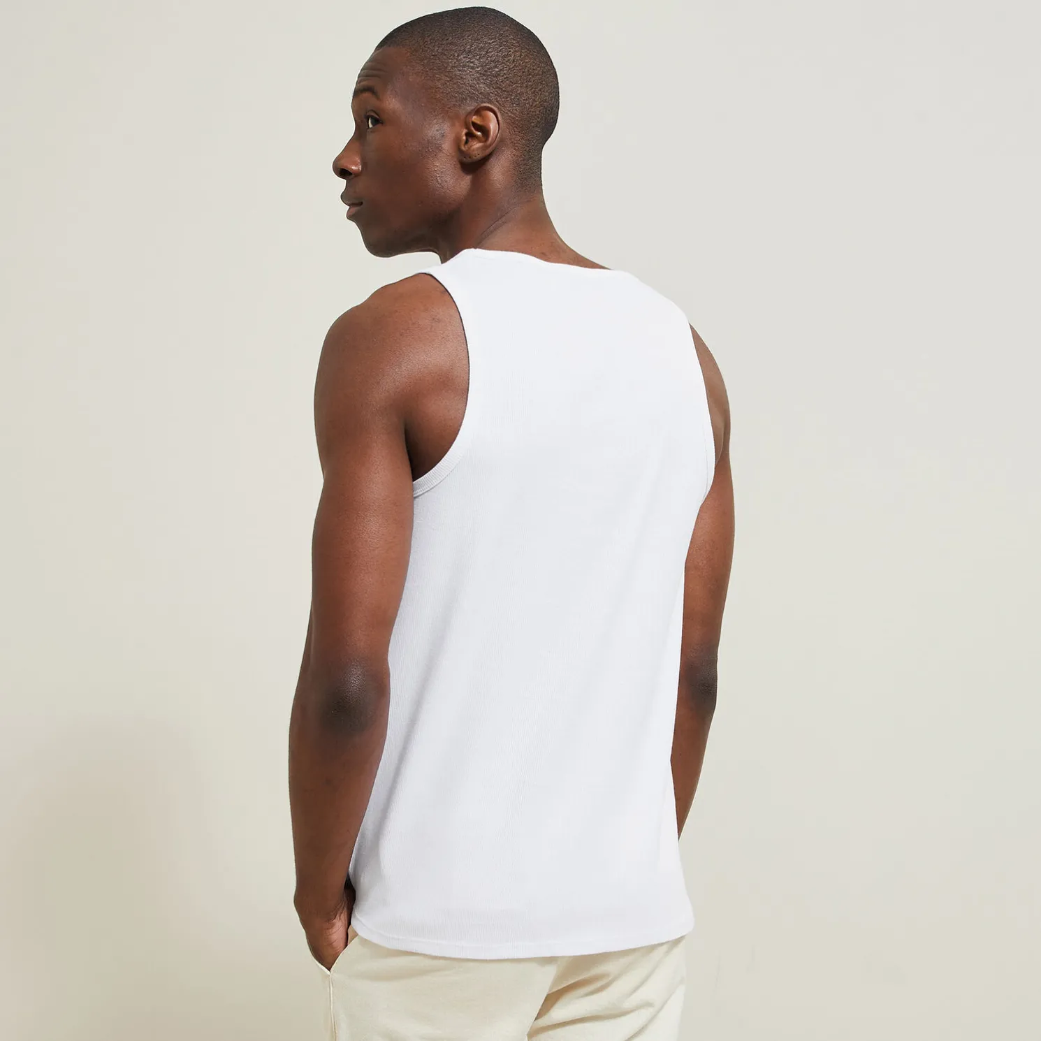 Mouwloos hemdje in 2x2 ribboord