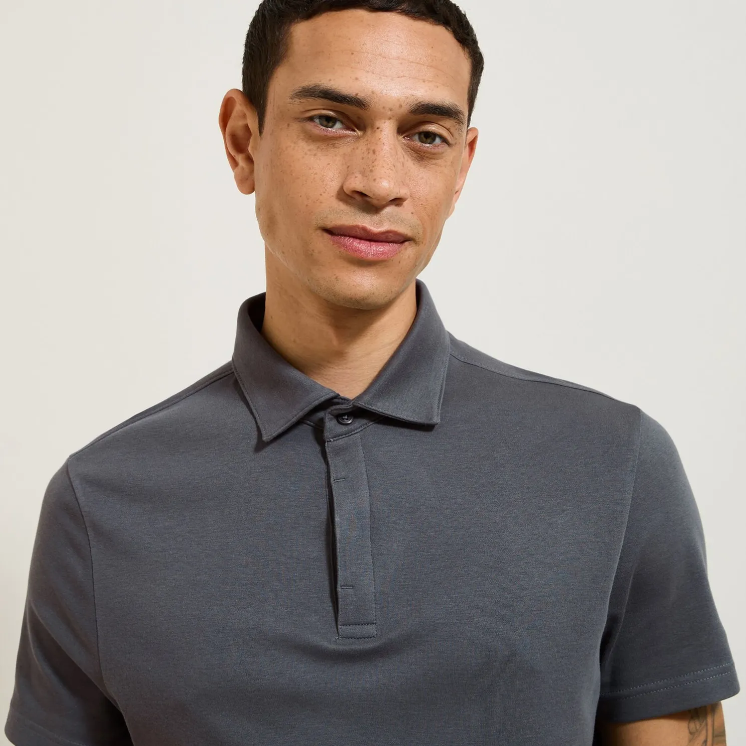 Slim effen polo met korte mouwen en Italiaanse kra