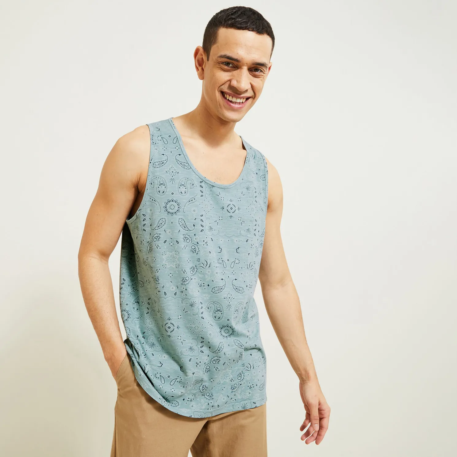 tRegular mouwloos hemdje met print