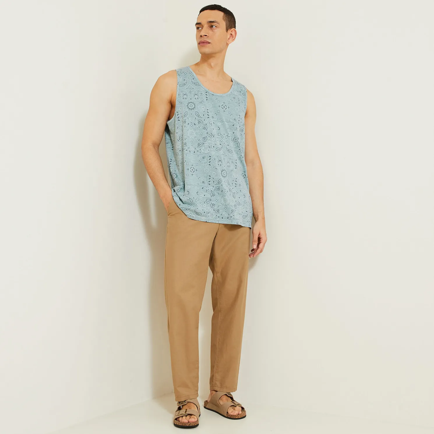 tRegular mouwloos hemdje met print