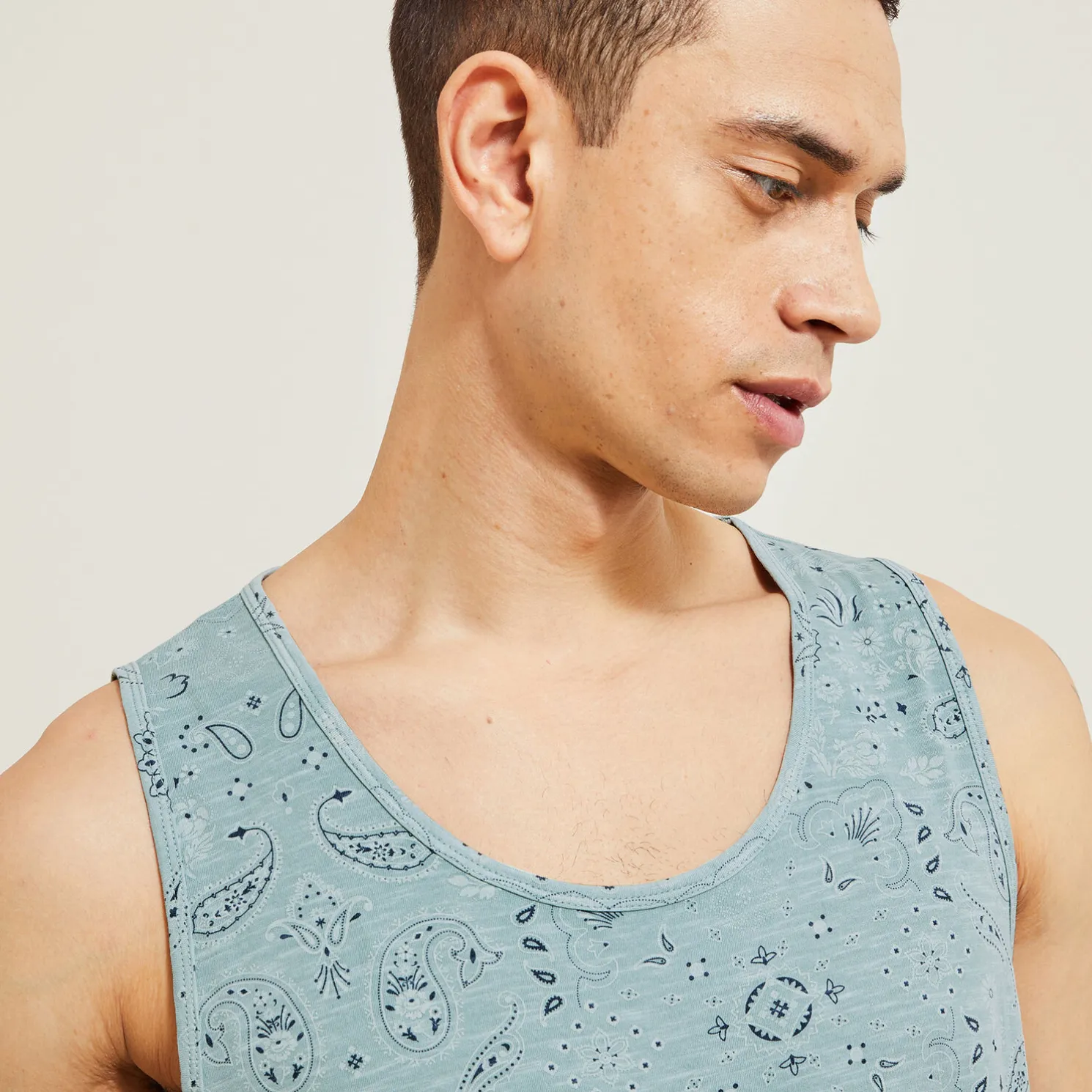 tRegular mouwloos hemdje met print