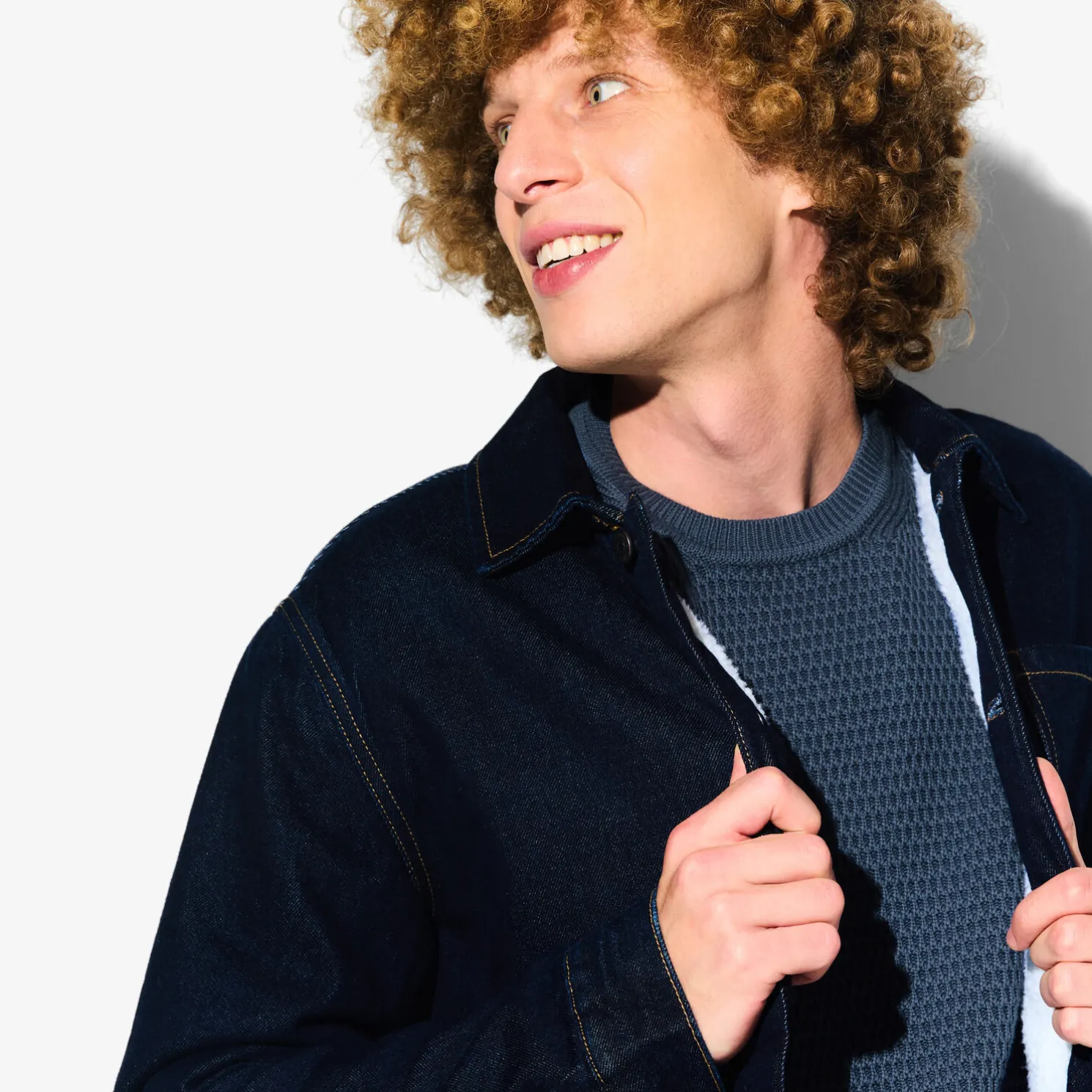 Trui met ronde hals en reliëfsteken