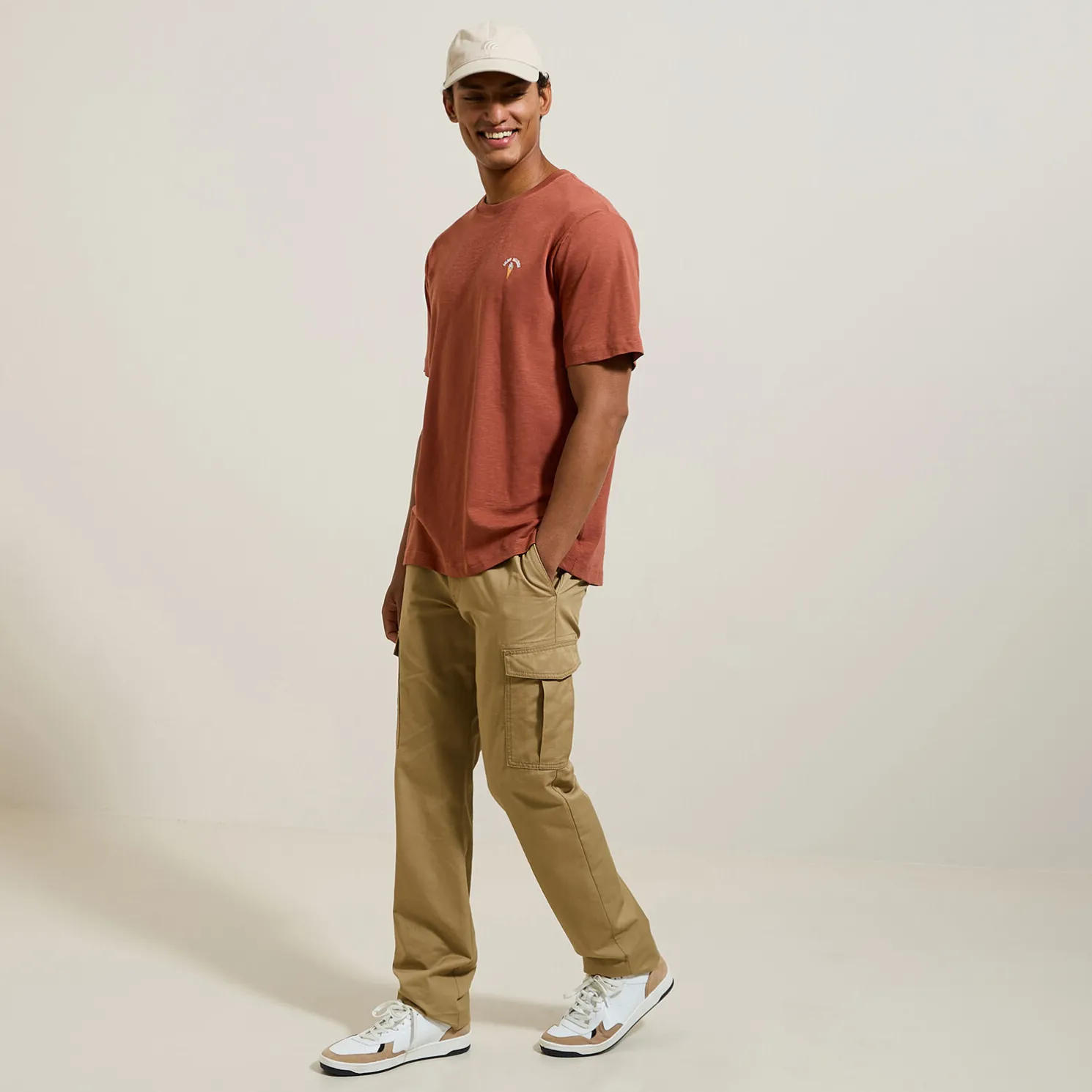 T-shirt in gevlamde stof met borduursel op de bors