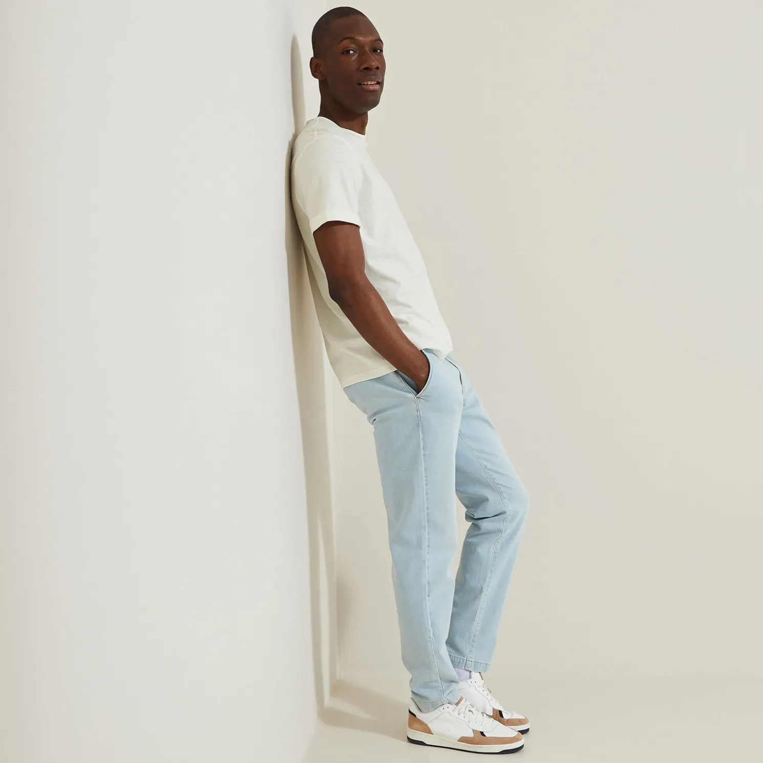 T-shirt in gevlamde stof met borduursel op de bors