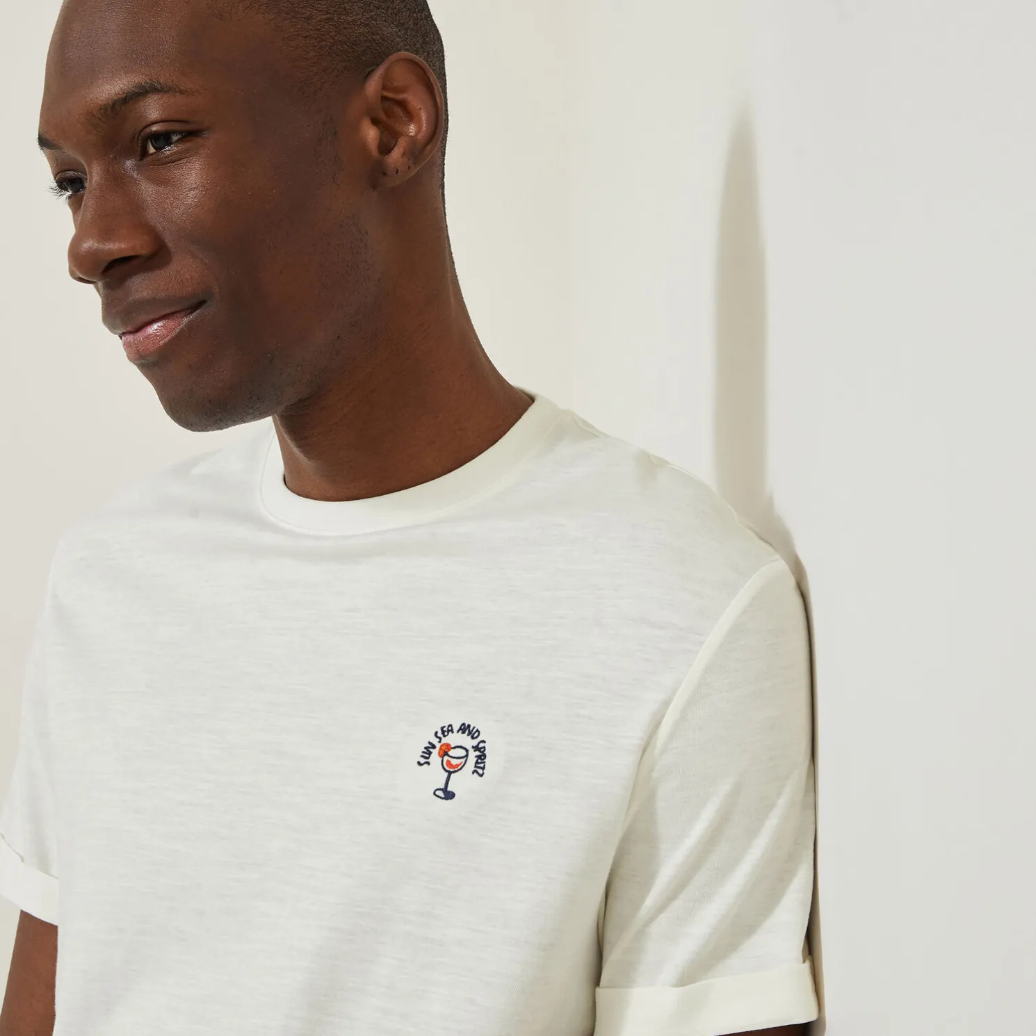 T-shirt in gevlamde stof met borduursel op de bors