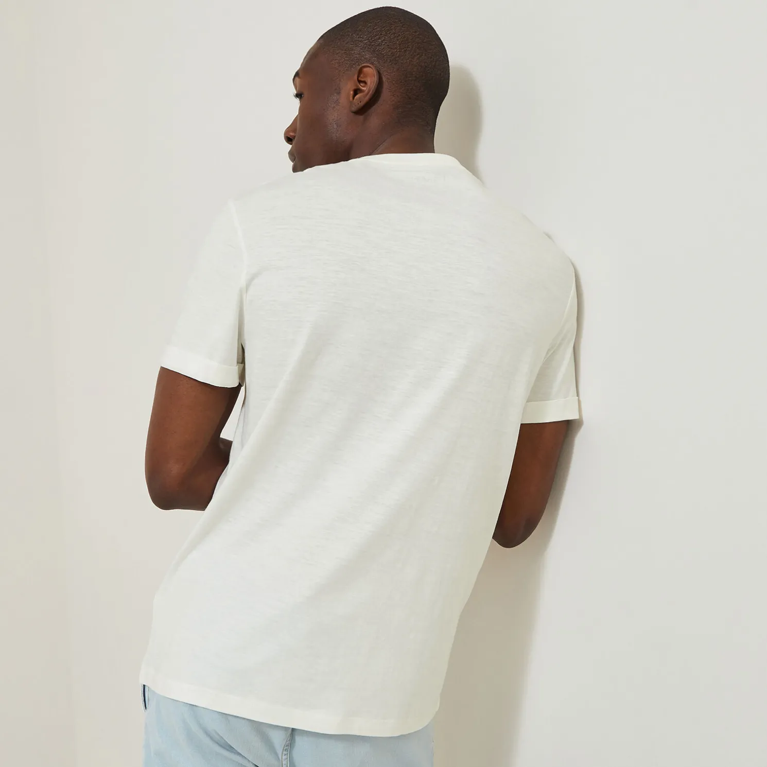 T-shirt in gevlamde stof met borduursel op de bors