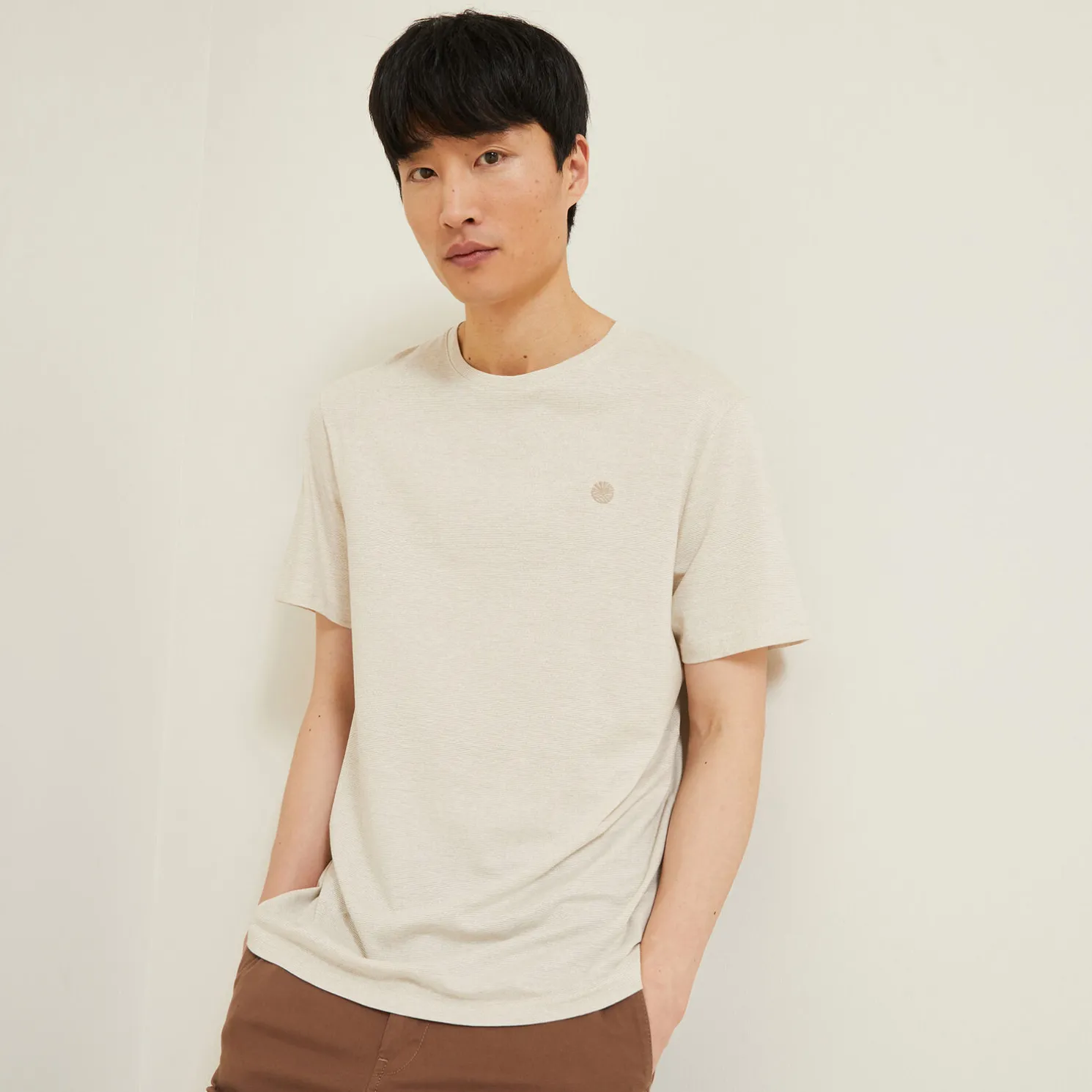 T-shirt met microstrepen en borduursel op de borst