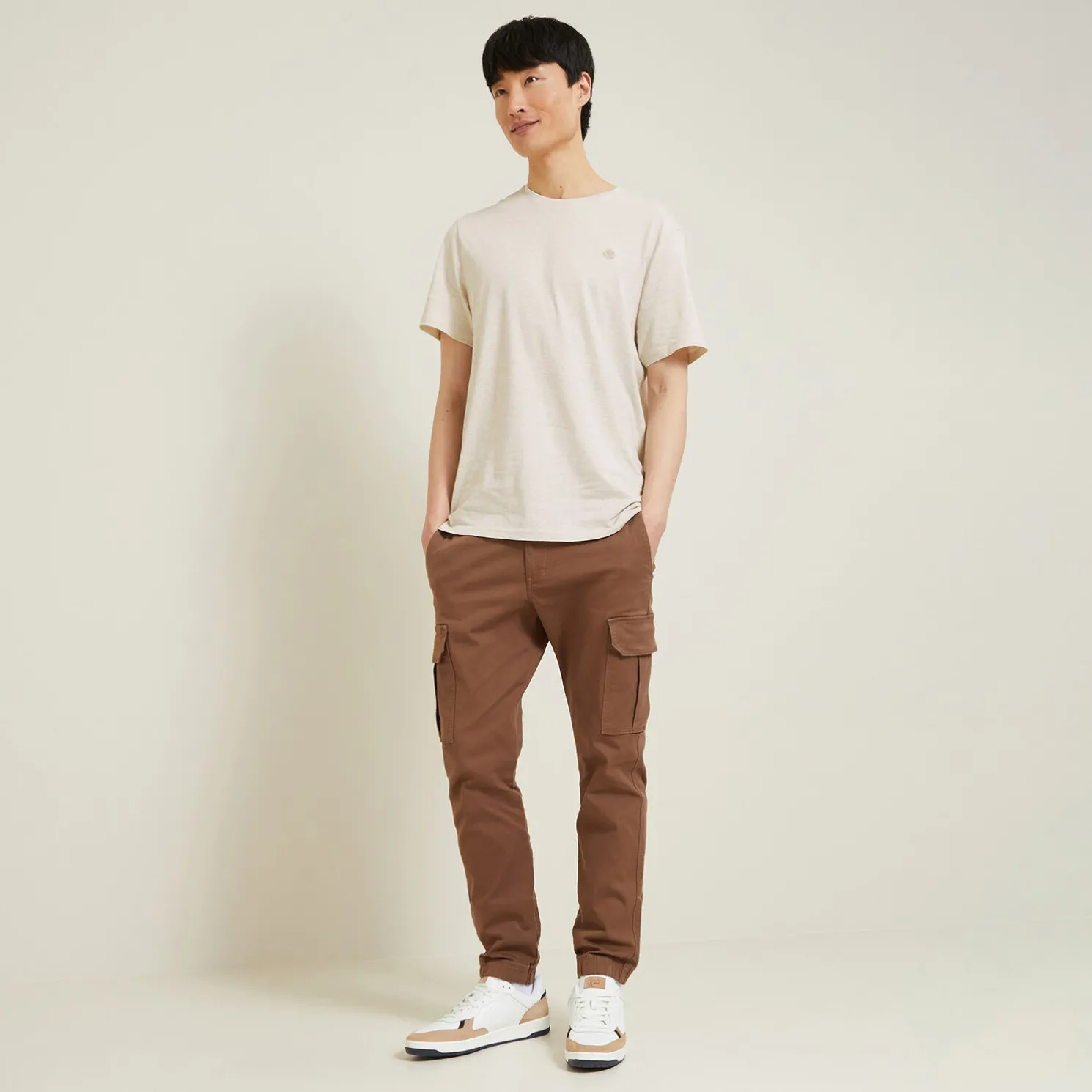 T-shirt met microstrepen en borduursel op de borst