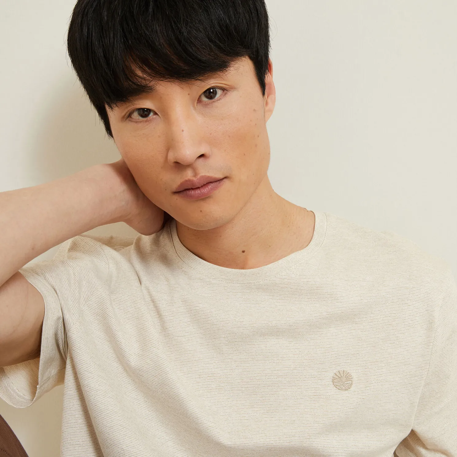 T-shirt met microstrepen en borduursel op de borst