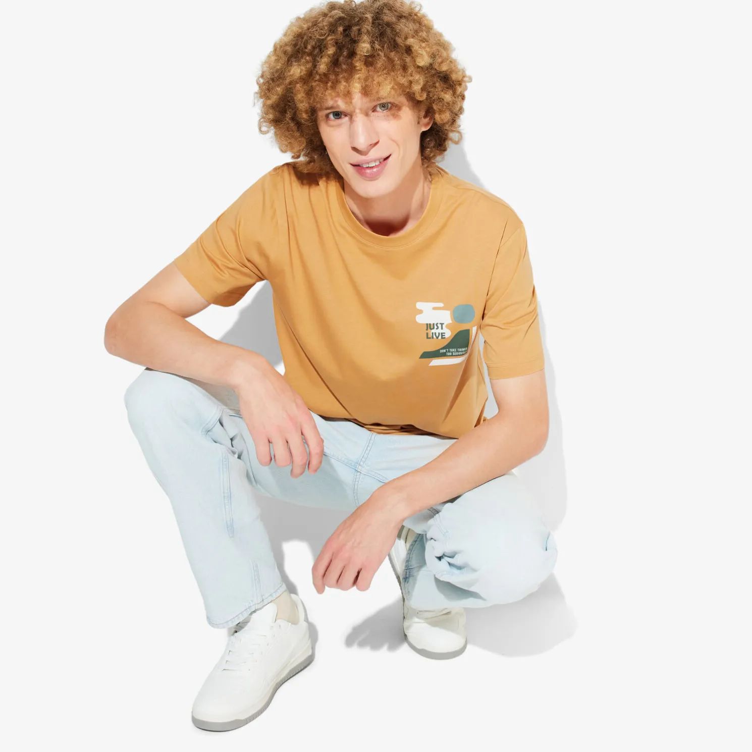 T-shirt met ronde hals en willekeurige print