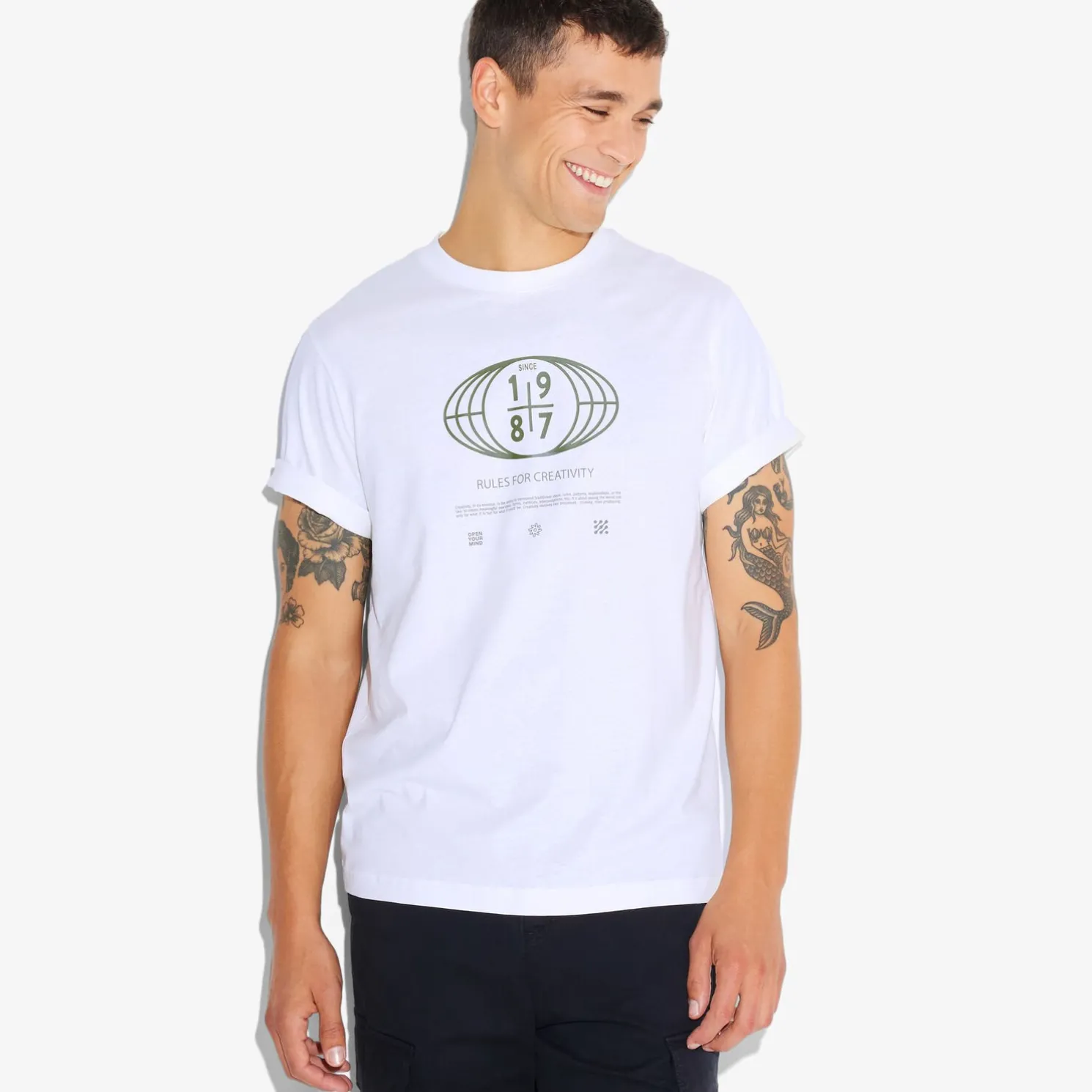 T-shirt met ronde hals en willekeurige print