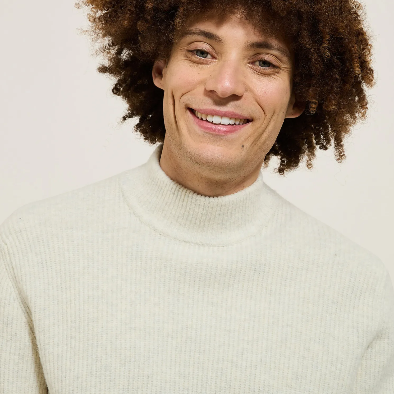 Zachte trui met schoorsteenkraag